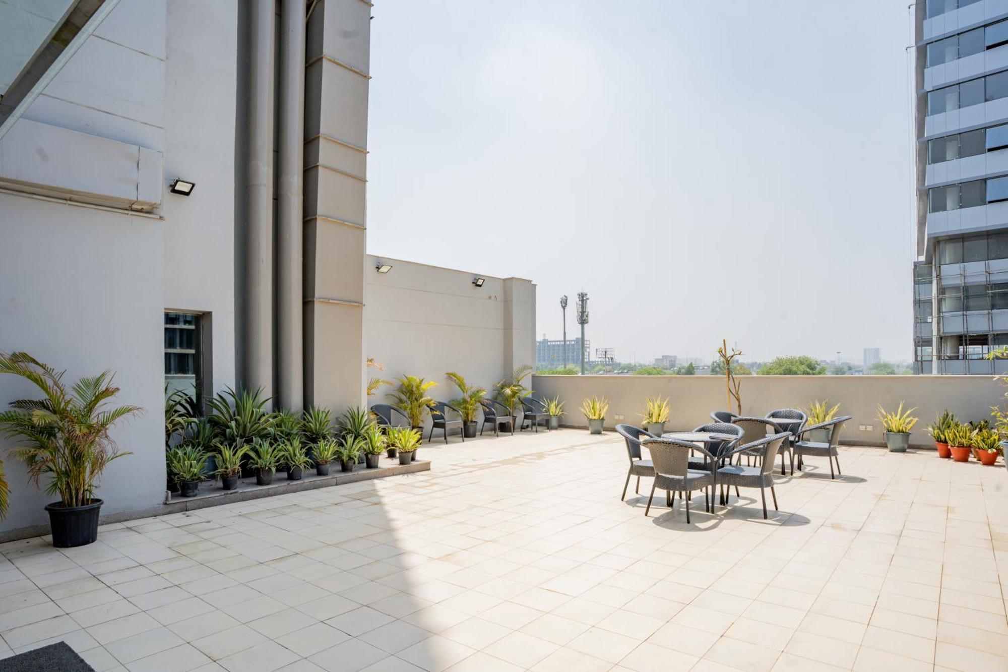 Ar Suites Klj Square Gurgaon Dış mekan fotoğraf