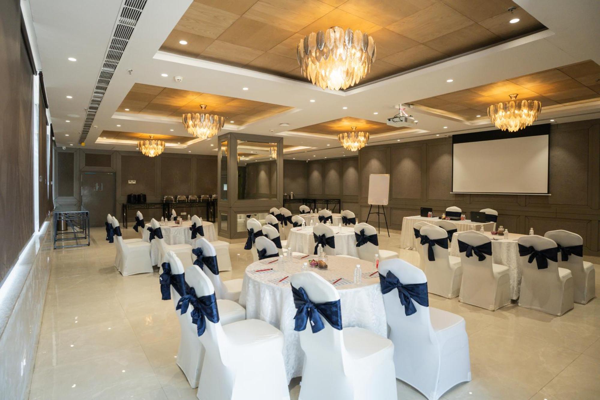 Ar Suites Klj Square Gurgaon Dış mekan fotoğraf