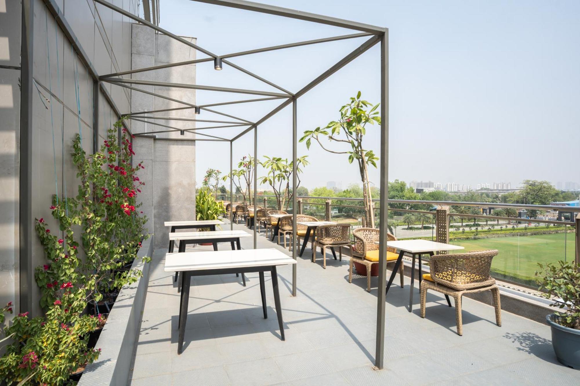 Ar Suites Klj Square Gurgaon Dış mekan fotoğraf