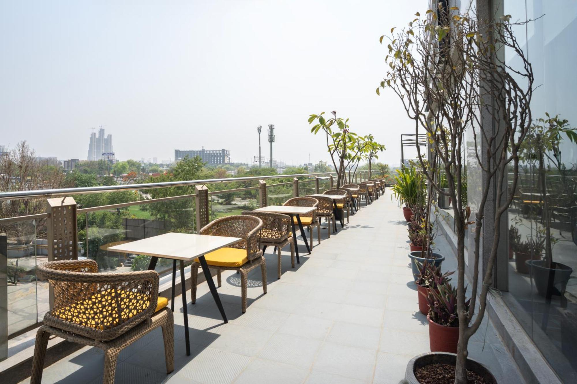 Ar Suites Klj Square Gurgaon Dış mekan fotoğraf