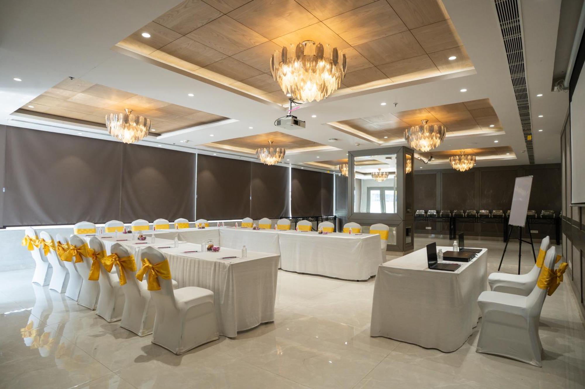 Ar Suites Klj Square Gurgaon Dış mekan fotoğraf